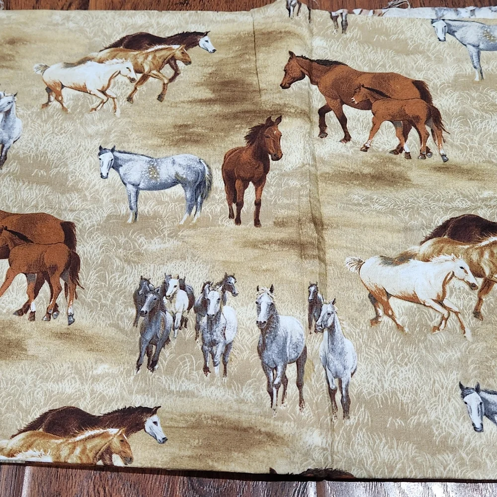 Robert Kaufman horses fabric - Picture 1 of 3